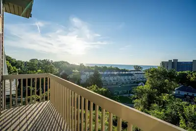 Image de Close to beach, Spacious interior and exterior, Panoramic Lake, Park, City views