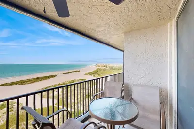 Image de Enchanting beachfront condo with tennis, pool, hot tub, & washer/dryer