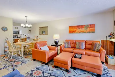 Image de Ground-floor condo with pool, hot & central Ac - close to Old Town, attractions