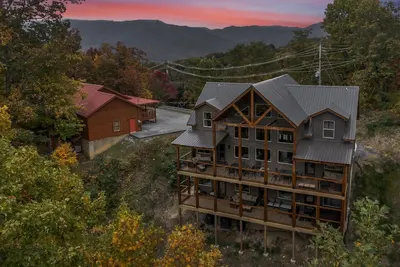 Image de Ultimate Getaway – Hot Tub, Pool Table, Fire Pit & 70” Tv