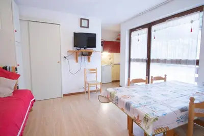 Image de 30m du centre station, 1er étage, balcon, parking, télévision, casier à ski, 35m², La Norma