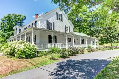 Image de *New! * A Lovely Vt Home with a Hot Tub, Near Rock River and Skiing