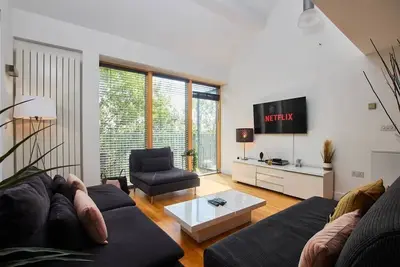 Image de Serene 4 Bed Home in Coventry sleeps10 wParking