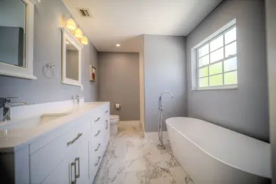 Image de Newly renovated home close to the beach and all attractions