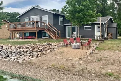 Image de Beautiful year round lake home! Sleeps 8 comfortably!