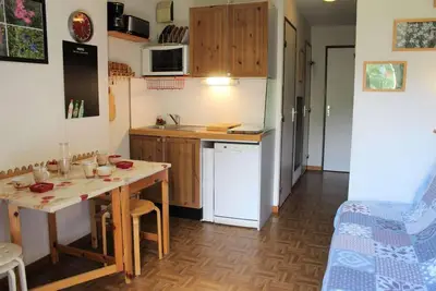 Image de 50m des commerces, 1er étage, 25m², Vars