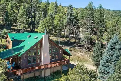 Image de Secluded Angel Fire Cabin w/Amazing Views, Hot Tub & Fiber Internet