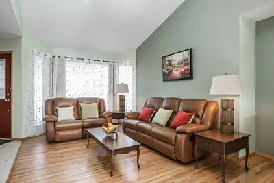 Image de Entire large house! 8 bedrooms & 4Baths! Close to airport!
