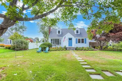 Image de 7 Min Walk from Water: Cheerful 4 Bedroom Home