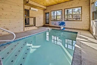 Image de ~Specials~Cozy! Indoor Saltwater Pool. Loaded Game Room.