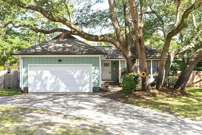 Image de 15 min from Wrightsville Beach. Remodeled 3 bed in quiet neighborhood