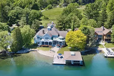Image de Peaceful Sanctuary: “The Definition of Lakefront Luxury”