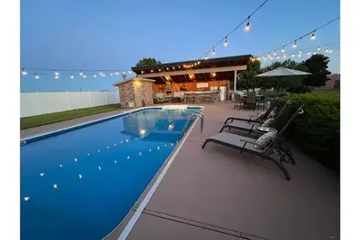 Image de Spacious Poolside Home - perfect for retreats & all types of family gatherings.