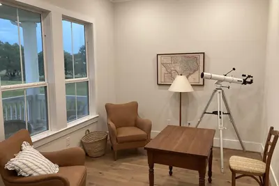 Image de Spacious 4 Bedroom House - 3/4 Mile to Round Top Center!