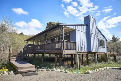 Image de 3 minute walk to Beach! Dog and Family Friendly, Bright & Modern House