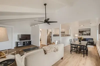 Image de Bright, Remodeled Apartment, King Beds, Wfh Set Up