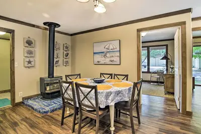 Image de Coos Bay Cottage w/ Fireplace & Bbq Patio!