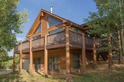 Image de Mountain Lodge. Large kitchen hot tub, fire pit.