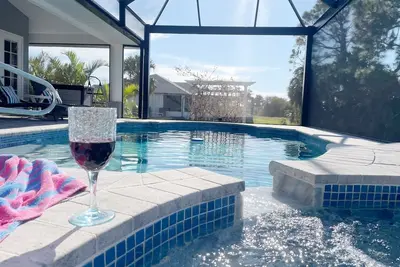 Image de Sunny Suite Retreat! – 7 Bed, 4 Bath, Free Heated Spa & Pool