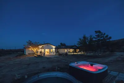 Image de New Raven Ranch-Dreamy Compound With Spa, Hammock Circle, Yoga Platforms, & More