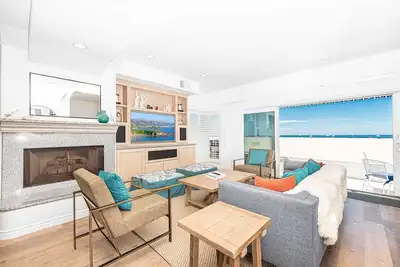 Image de Ideal Family Beach House | Coveted Pier-to-Pier Location | Rooftop Deck | Tons of Lounge Space