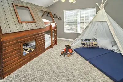 Image de Log Bunk Bed, Playhouse, & TeePee Willow Trace Retreat 5 Miles From Dollywood