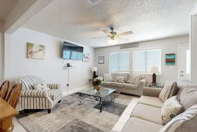 Image de Beachfront townhome w/ on-site beach access, heated pool, patio, grill, Ac, W/D