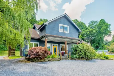 Image de Desirable escape near downtown with firepit, fast WiFi, central Ac & kitchenette
