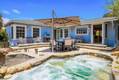 Image de Charming beach cottage with cozy backyard oasis & hot tub - short walk to beach