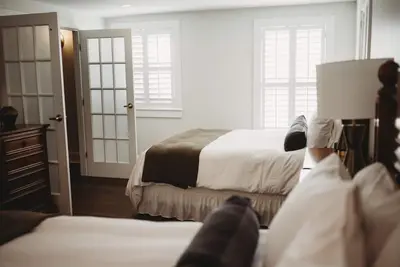 Image de Standard Suite - 2 Queens · The Jefferson Inn Rm. 9