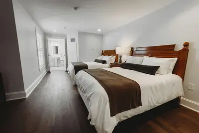 Image de Standard Guest Room- 2 Queens  · The Jefferson Inn Rm. 13