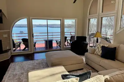 Image de Pickwick Lake Front Estate w\/Spectacular Views, Boat Slip & Swimming Pool
