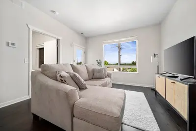 Image de Top floor condo, King bed, great location!