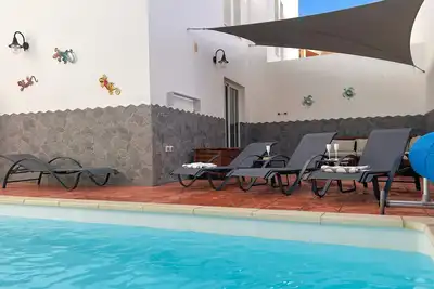 Image de Villa Pacifica avec piscine chauffée, terrasse, salon et Wi-Fi.