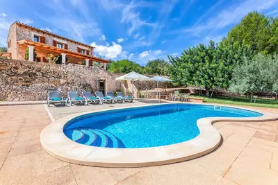 Image de Villa \"Can MirlĂł\" avec vue sur les montagnes, piscine et Wi-Fi.
