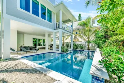 Image de Coming in Hot! Rooftop Views + Pool & Spa!