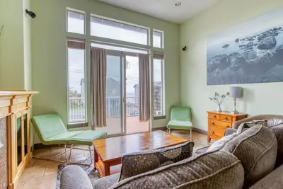 Image de Come Enjoy A Coastal Dream in this Oceanview Duplex