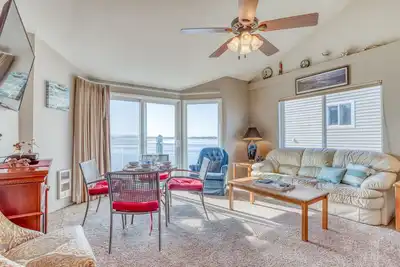 Image de Gorgeous Bay Front Condo with Beautiful Ocean Views!