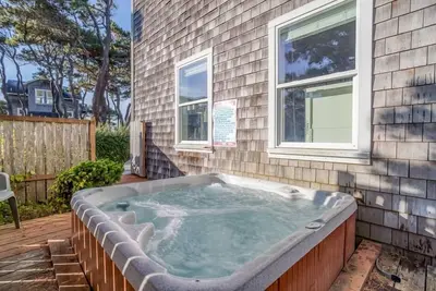 Image de Across the Street to the Beach, Hot Tub, and Delightful Stay in Bella Beach!