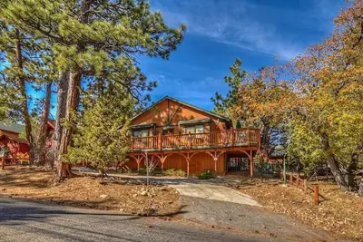 Image de Dog-friendly cabin, picnic table, Bbq, game room, two kitchens and more!