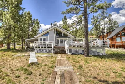 Image de Pet-friendly chalet near Snow Summit with deck, pool table, lake views and more!