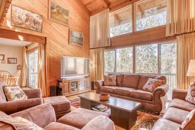 Image de Beautiful cabin with large yard, deck, amazing mountain and lake views, and Bbq