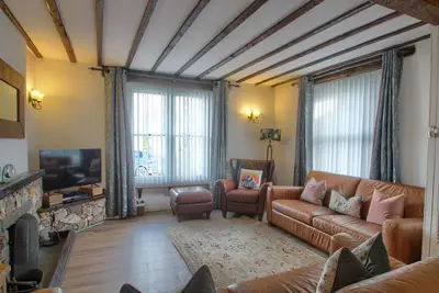 Acorn Cottage -  a cottage that sleeps 6 guests  in 4 bedrooms