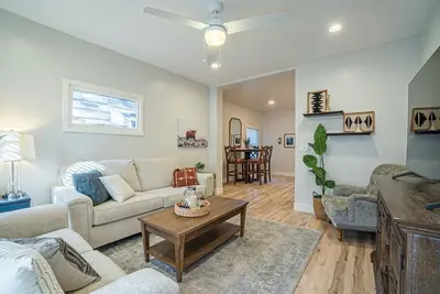 Image de Heart of SacTown: Hip Midtown Retreat