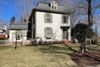 Image de The Parsonage - 1870 Victorian in Sandwich Village\n\n