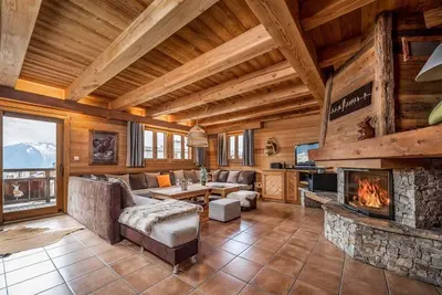 Image de Chalet, remise en forme, sauna, balcon, cheminée ou poêle à bois, parking, télévision, 150m²