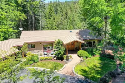 Image de Lux, creekfront 8-acre retreat with hot tub
