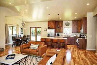 Image de Locally owned family-friendly mountain getaway!