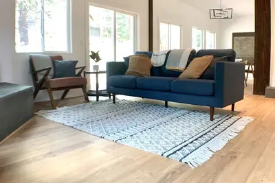 Image de Elevated Elegance, stylish and spacious mountain home.