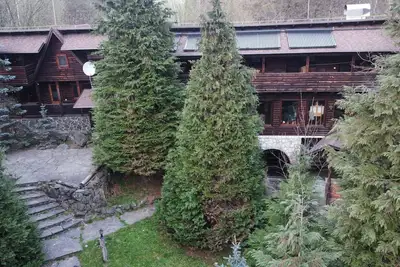 Image de Traditional Lodge in Mountain, 10 km from city, w\/grill, jacuzzi, hiking trails